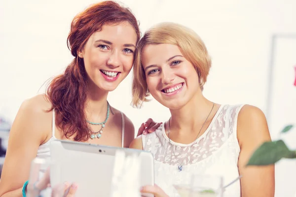 Friend chat at cafe — Stock Photo, Image