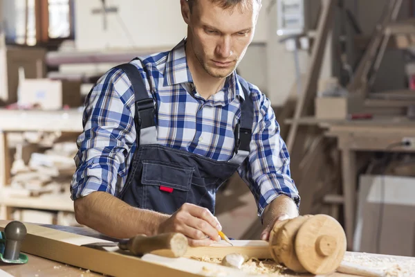 Timmerman op het werk — Stockfoto