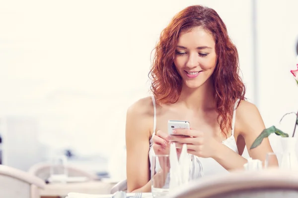 Texting massages at cafe — Stock Photo, Image