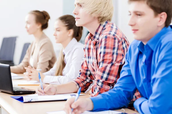 Estudiantes en clase — Foto de Stock