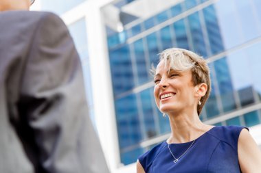 İki arkadaşları birlikte bir şehirde yürüyüş