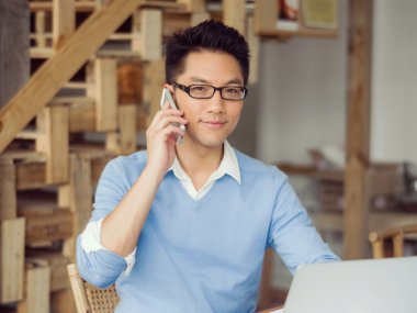 Mobile ile genç işadamı portresi