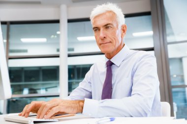Başka bir office gün bilgisayar önünde