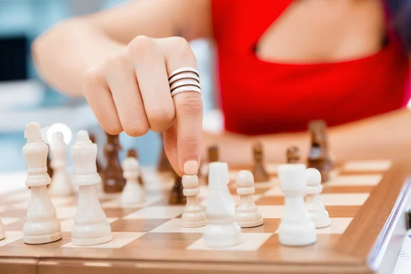 Femme d'affaires assise devant les échecs — Photo