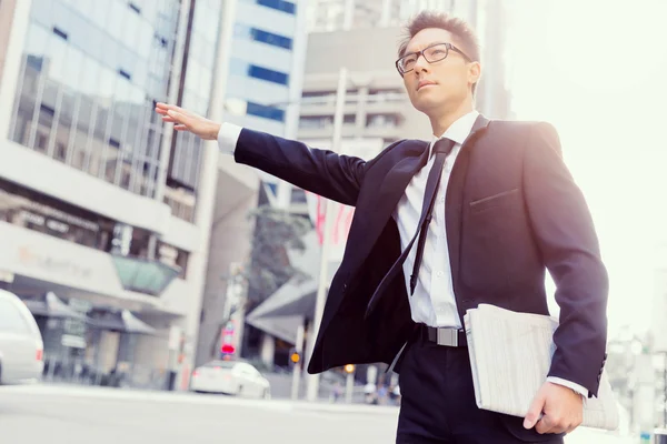 Waving for a taxi in city — Stock Photo, Image