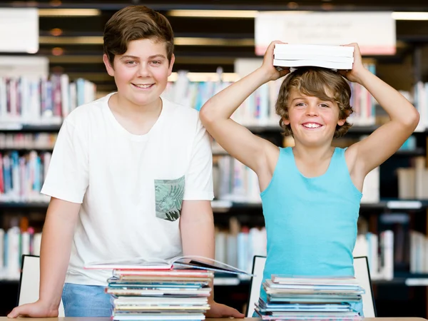 Dos chicos en la biblioteca — Foto de Stock