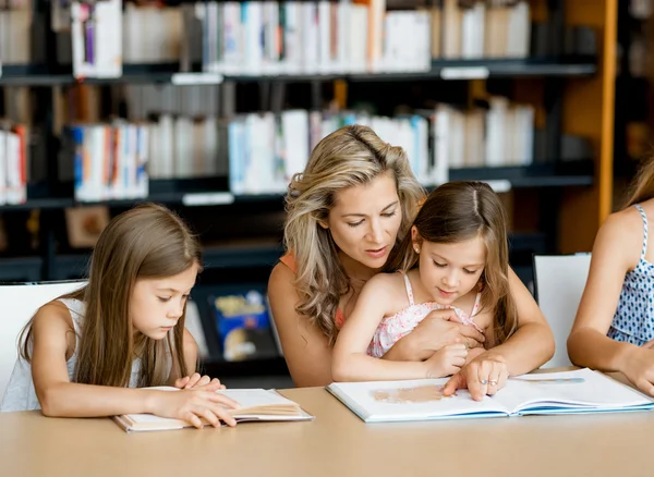 Nos encanta leer. — Foto de Stock