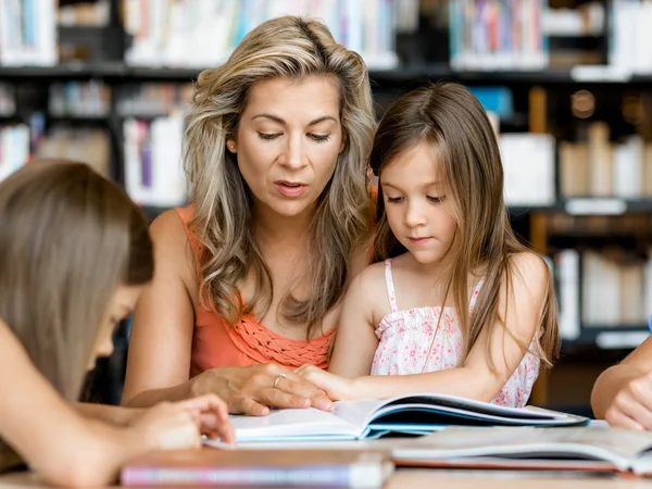 Nos encanta leer. —  Fotos de Stock