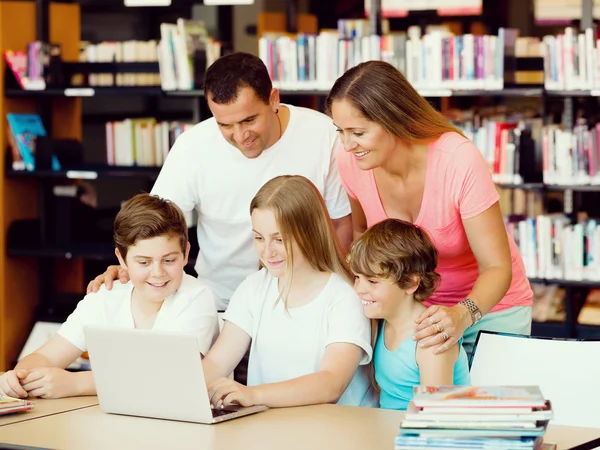 Família na biblioteca — Fotografia de Stock