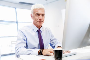 Başka bir office gün bilgisayar önünde