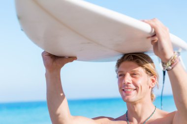 Dalgalar vurmak hazır