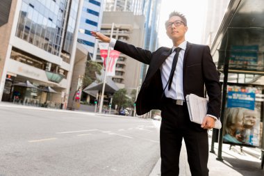 Bir taksi şehirde sallayarak