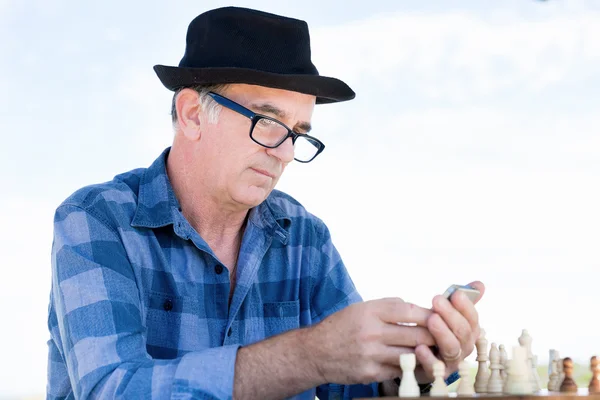 Viejo con su móvil — Foto de Stock