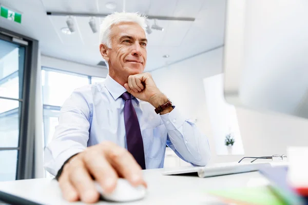 Un altro giorno in ufficio davanti al computer — Foto Stock