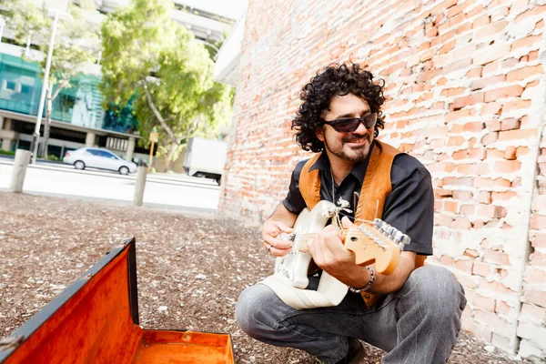 Tuning his guitar — Stock Photo, Image