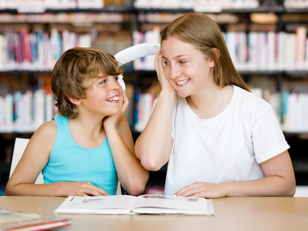 Adolescente et son frère avec des livres — Photo