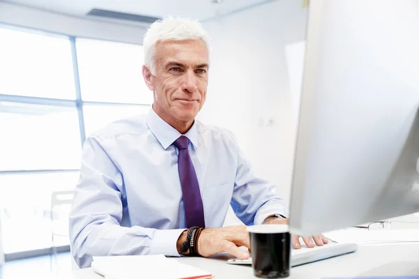 Een andere office dag achter computer — Stockfoto