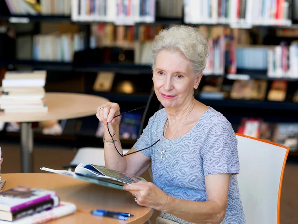 Haar tijd met nieuwe boeken — Stockfoto