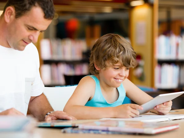 Liten pojke och hans far med laptop — Stockfoto