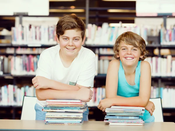 Dwóch chłopców w bibliotece — Zdjęcie stockowe