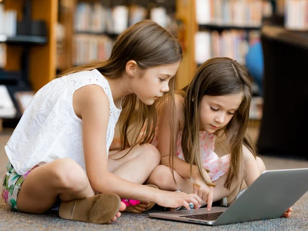 Technologie et amusement dans la bibliothèque — Photo