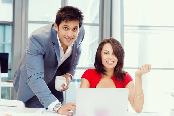 Deux jeunes entreprises collegue dans le bureau — Photo