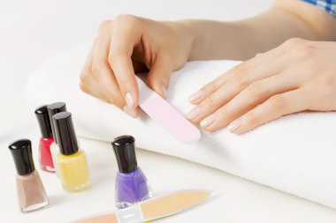 Nailfile kullanan kadın