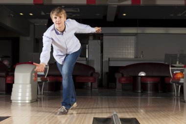 Adam Bowling oynarken