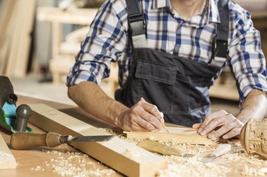 iş yerinde bir marangoz