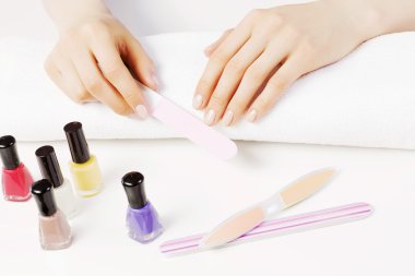 Nailfile kullanan kadın