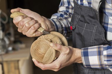 iş yerinde bir marangoz