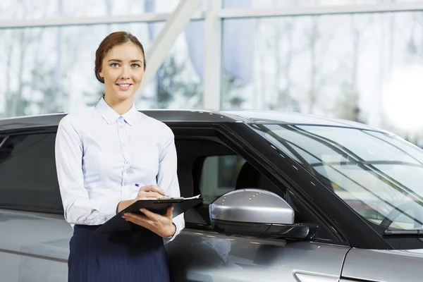 Ik zal helpen u om te kiezen van de auto — Stockfoto