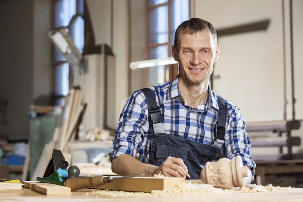 Tischler bei der Arbeit — Stockfoto