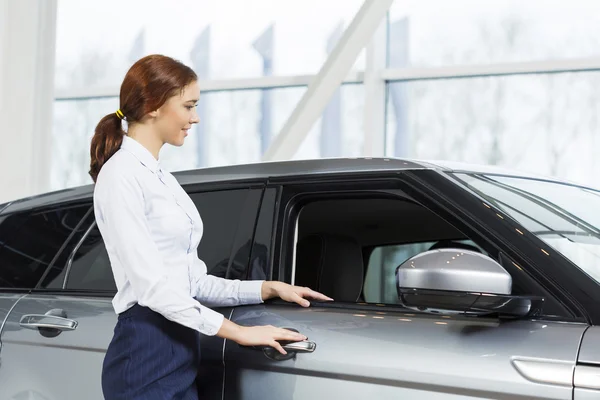 Ik zal helpen u om te kiezen van de auto — Stockfoto