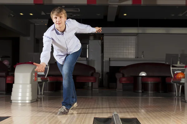 Guy playing bowling — Stock Photo, Image