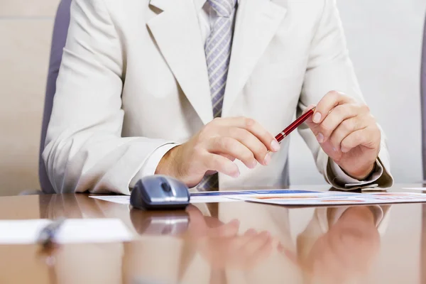 Homme d'affaires au bureau de travail — Photo