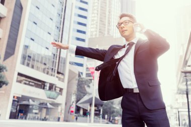 Bir taksi şehirde sallayarak