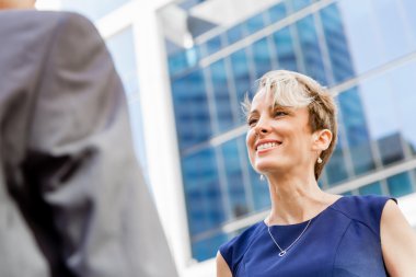 İki arkadaşları birlikte bir şehirde yürüyüş