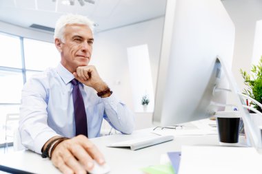 Başka bir office gün bilgisayar önünde