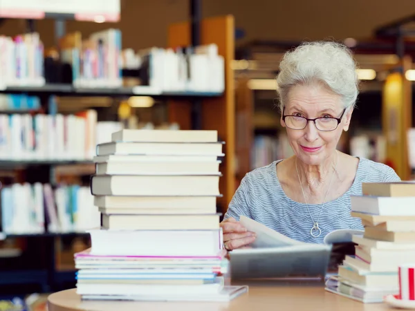 Haar tijd met nieuwe boeken — Stockfoto