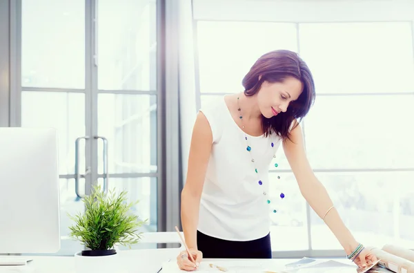 Femme d'affaires réussie moderne — Photo