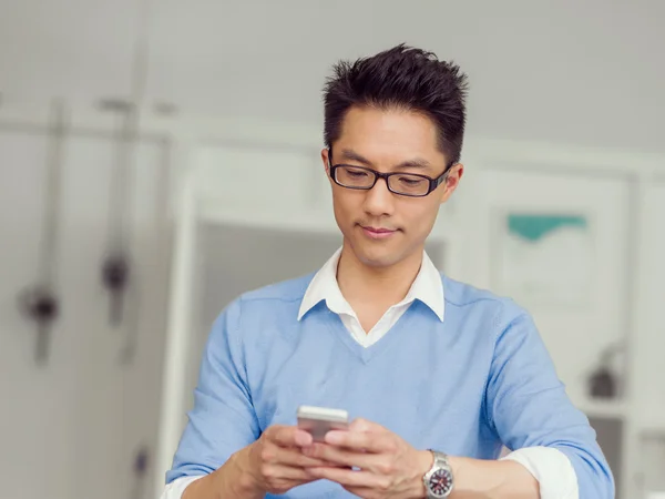 Retrato de joven empresario con móvil — Foto de Stock