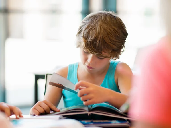 Niño en la biblioteca — Foto de Stock