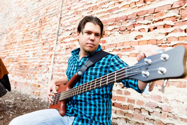 Tuning his guitar — Stock Photo, Image