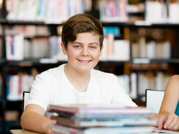 Rapaz na biblioteca — Fotografia de Stock