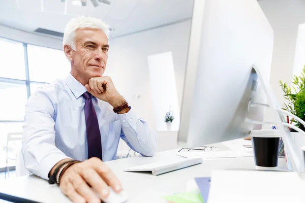 En annan office dag framför datorn — Stockfoto