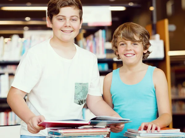 Två pojkar i biblioteket — Stockfoto