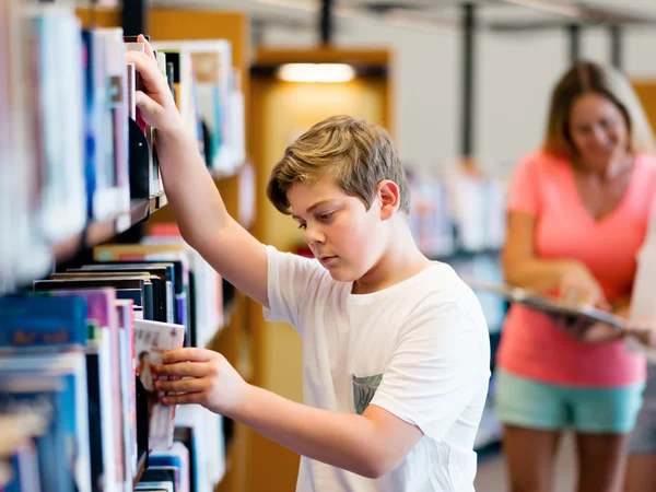 Chłopiec w bibliotece — Zdjęcie stockowe