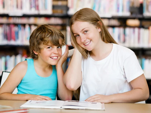Tonårig flicka och hennes bror med böcker — Stockfoto