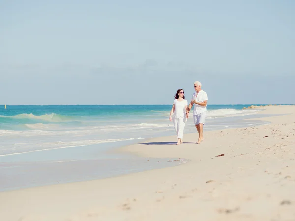 Cammina lungo le onde — Foto Stock